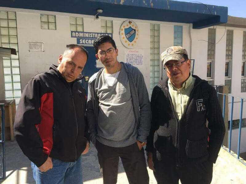 Los periodistas Mejía, Ramallo y Ayllón, en la calle.