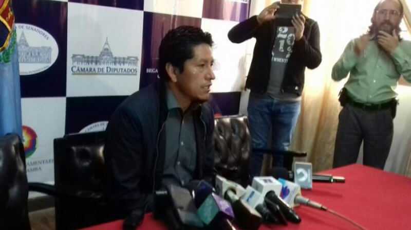 El-alcalde-del-municipio,-Colomi,-Demetrio-Pinto,-en-conferencia-de-prensa.-Foto-de-AbyaYalatved