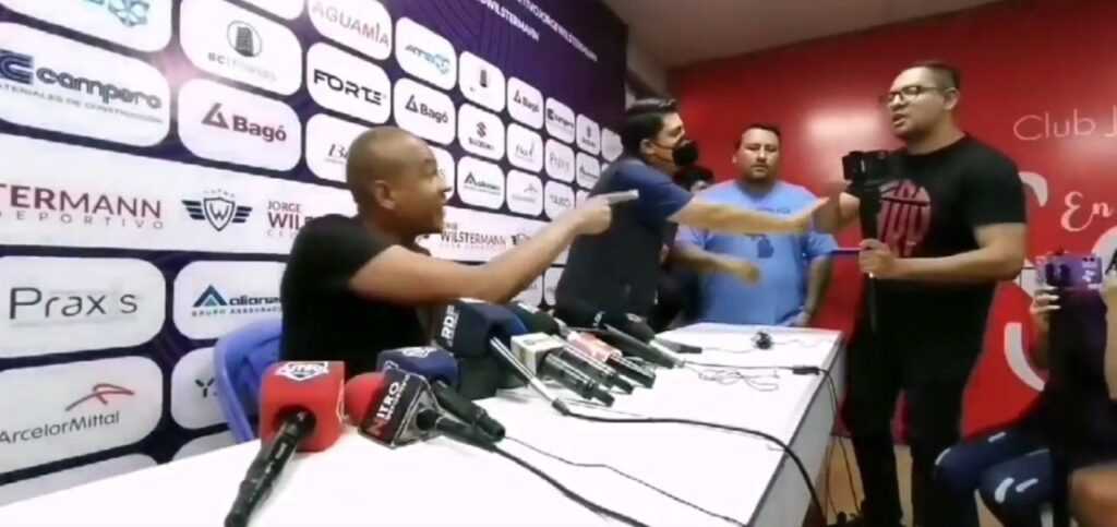 Alex vs periodista Arismendi (2)
