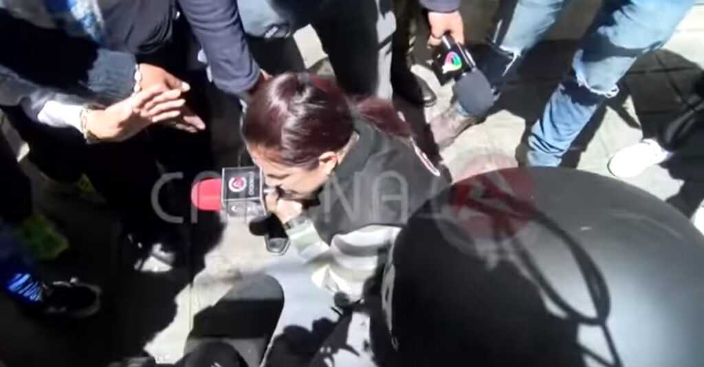 La periodista de Cadena A en el momento en que una piedra impactó contra su persona.