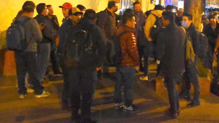 Personas esperando buses. 20.10.22. Foto de APG (1)